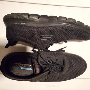 *Sketchers* sneakers